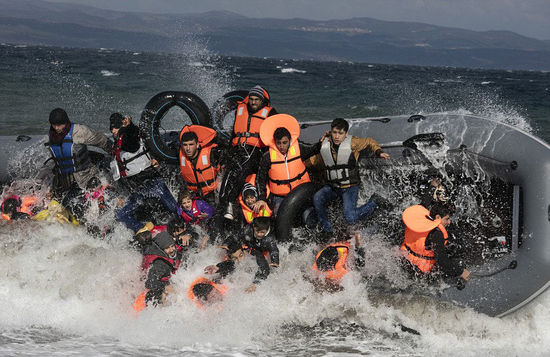 Amerikanesch Croisièreschëften kollidéiert an an d'Waasser sanken. Véier fehlend Touristen hunn d'Liewejacken net trauen.